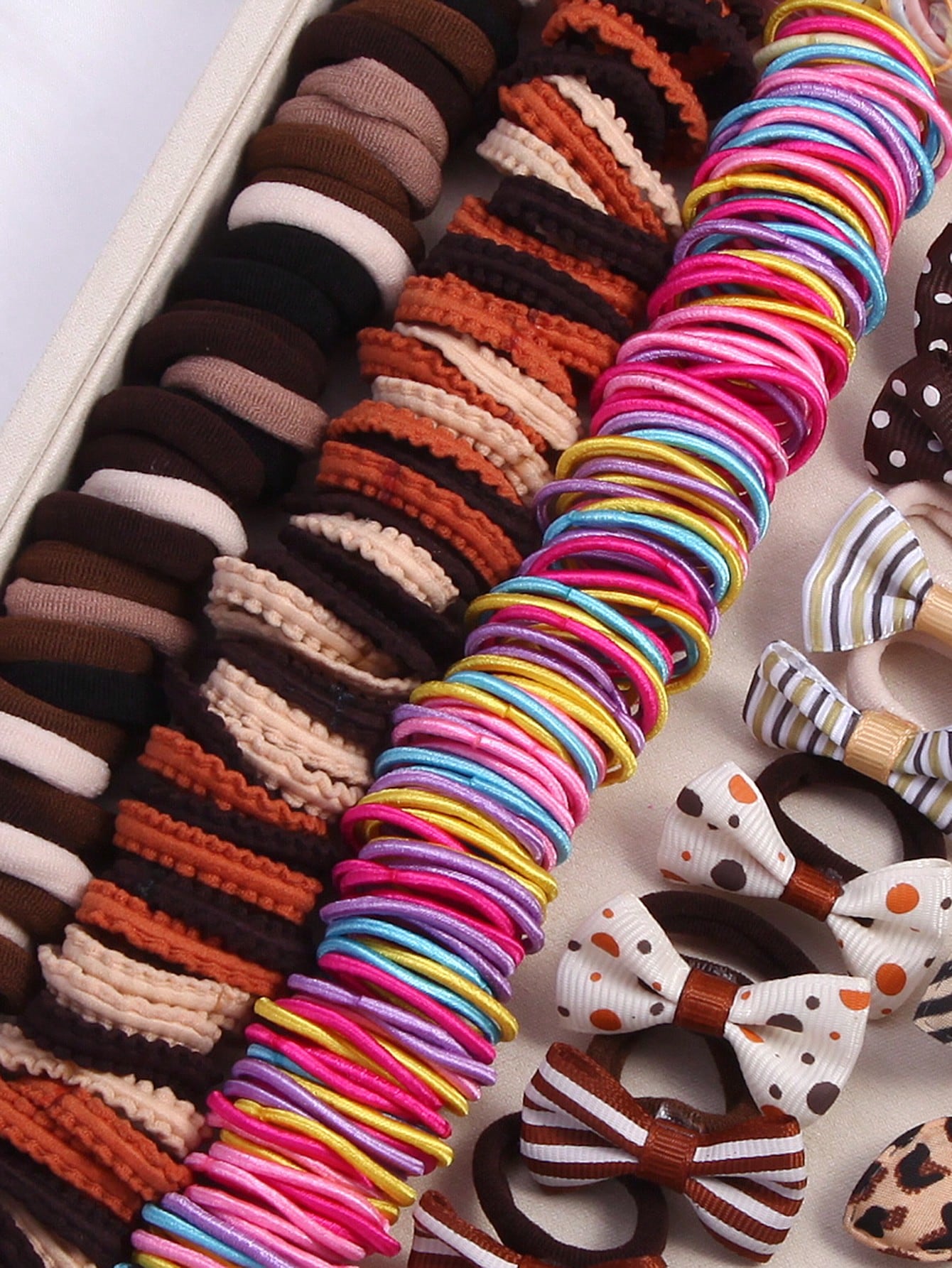 Set of 865 pieces hair accessories, hair clips and hair ties in caramel and assorted colors for girls, comes packaged in a bag