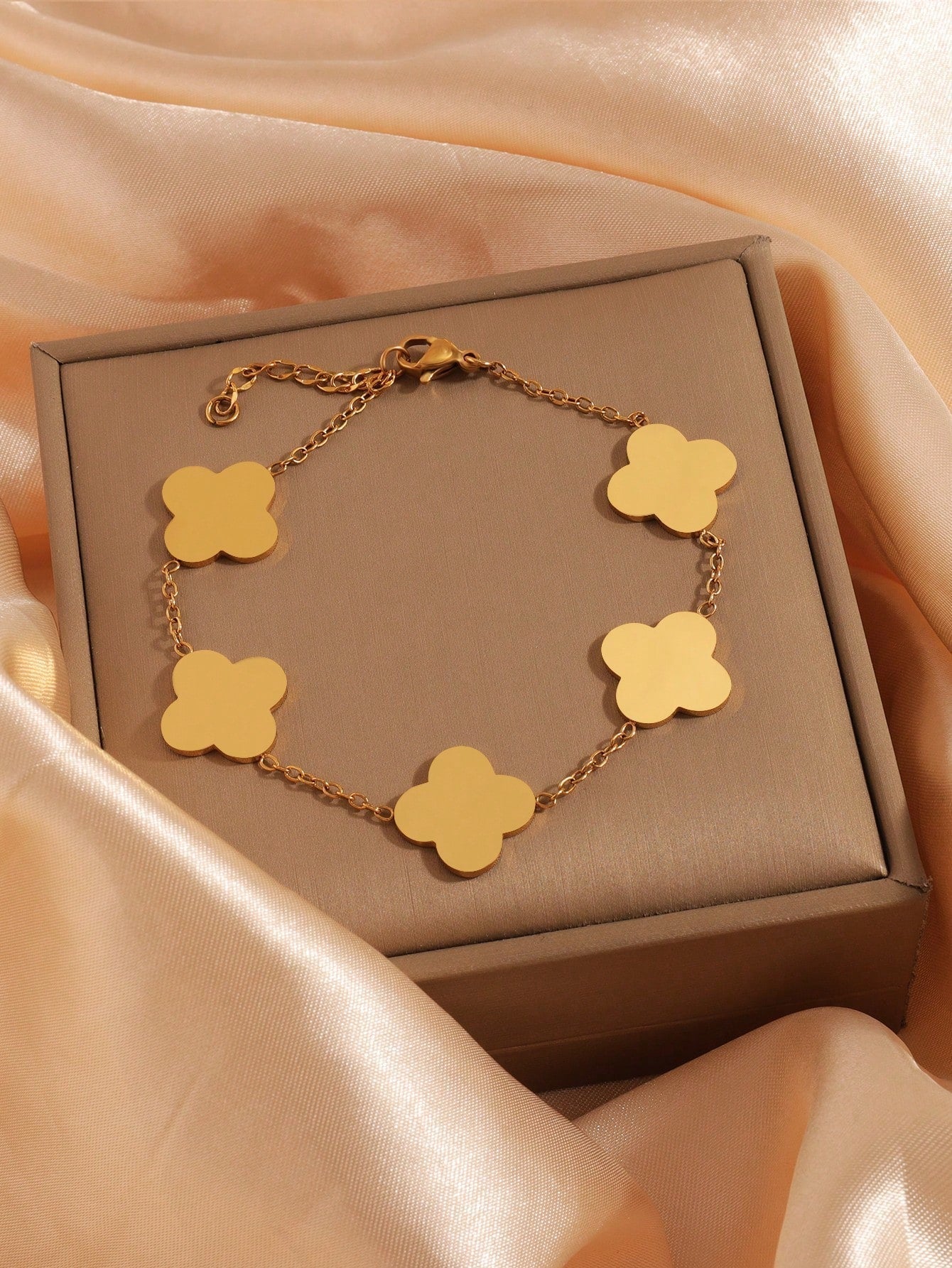Personalized design stainless steel bracelet with a shiny, bright floral pattern. Simple structure, suitable for women's daily use.