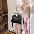 High-End Women's Crocodile-Pattern Bucket Bag with Interlayer, Cross-Border Trend V-Shaped Hardware, Light Luxury Women's Bag