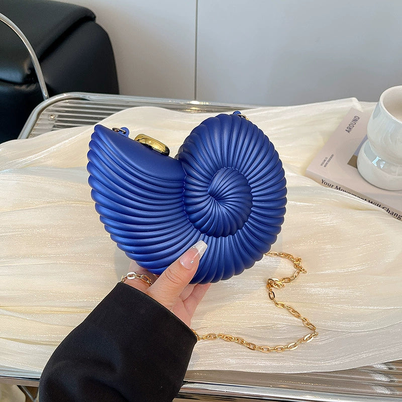 Unique seashell-shaped evening bag, new summer 2025 style, fashionable chain crossbody bag, lipstick bag, makeup bag.