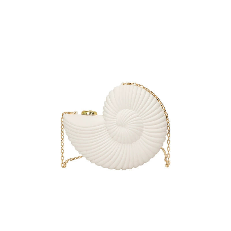 Unique seashell-shaped evening bag, new summer 2025 style, fashionable chain crossbody bag, lipstick bag, makeup bag.