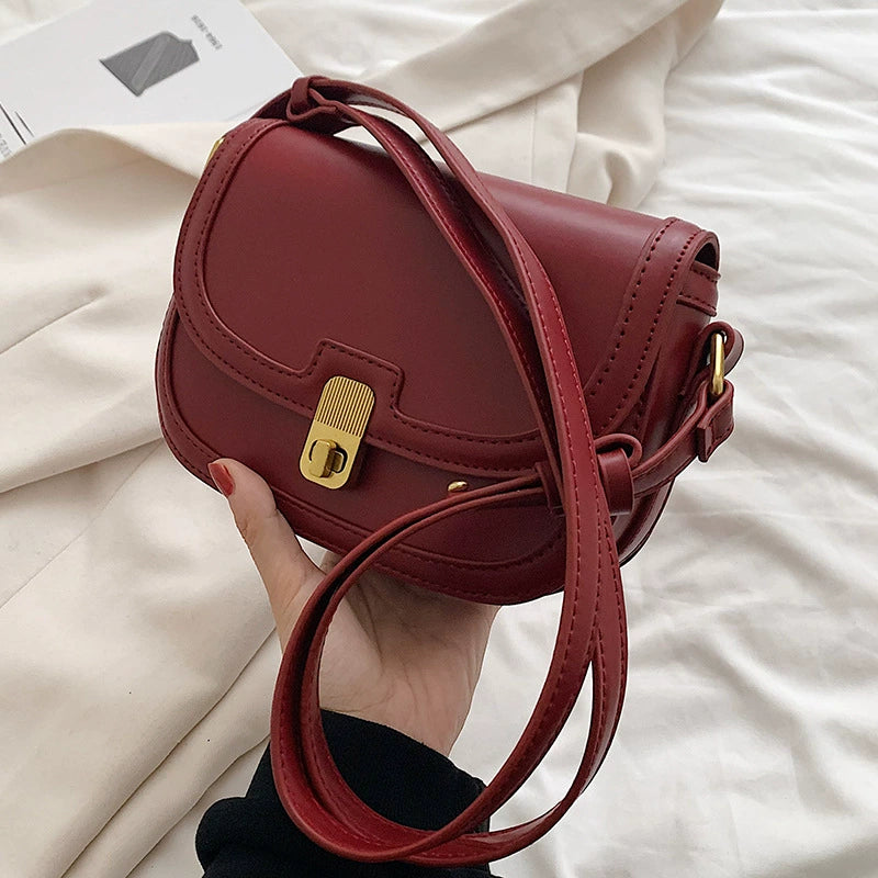 This year's popular bag women's 2024 new high-end feeling in niche autumn and winter fashion all-match messenger bag saddle bag
