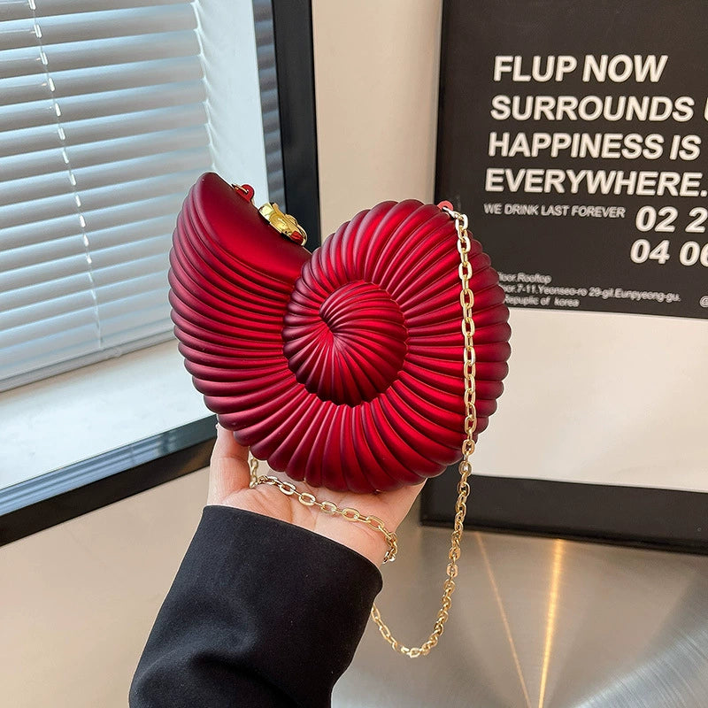 Unique seashell-shaped evening bag, new summer 2025 style, fashionable chain crossbody bag, lipstick bag, makeup bag.