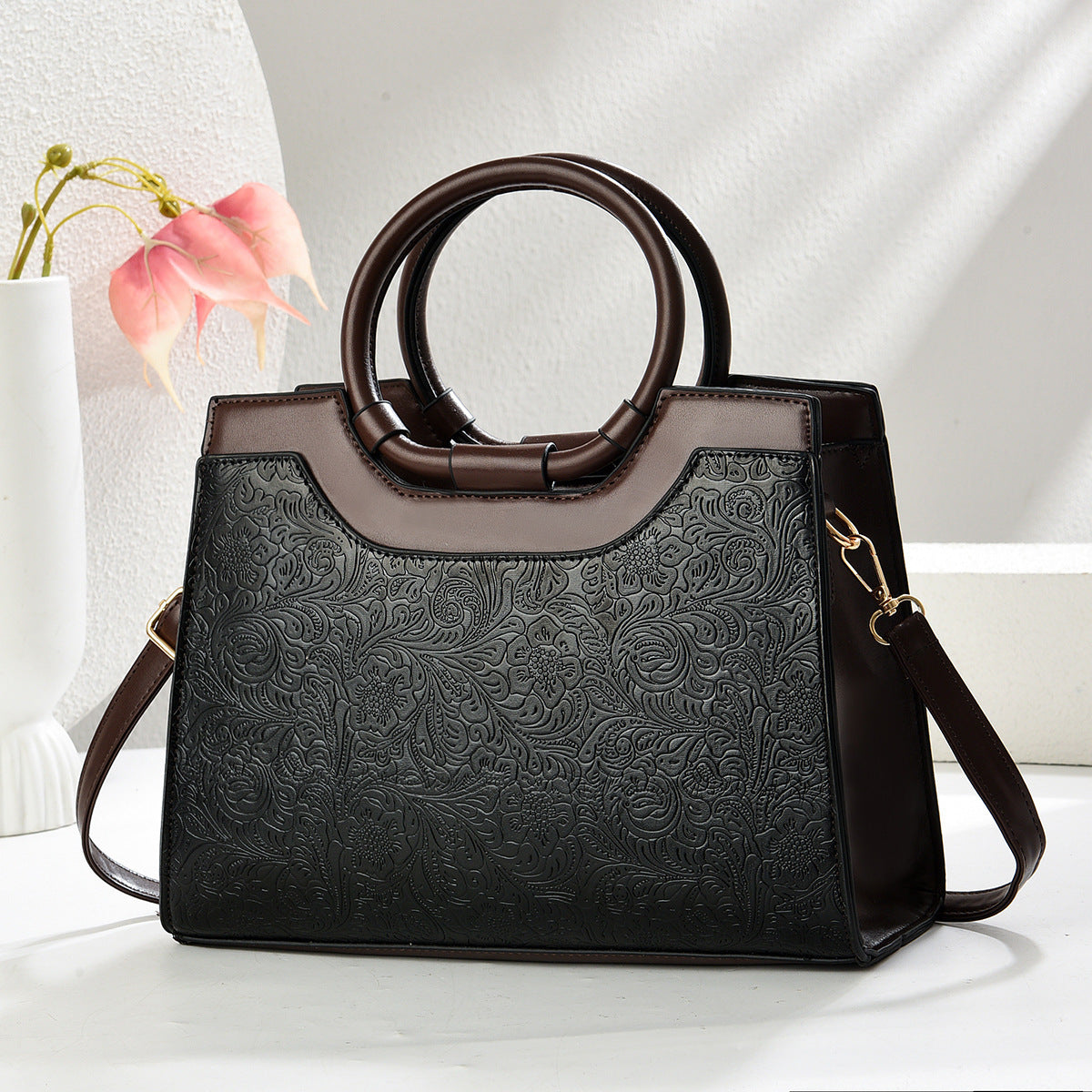 New cross-border women's handbags, large capacity, fashionable commuter bags, trendy embroidered middle-aged women's bags wholesale.